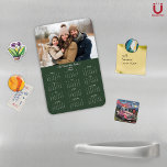 2025 Foto-Kalender für moderne Waldgrüne Familie Magnet<br><div class="desc">2025 Anpassbarer Familienname und Foto Magnetkalender mit Ihrem personalisierten Foto und Namen. 🌟 nur für 2025 konzipiert, und perfekt für kleine Geschenke, kleine Geschenke oder anstelle von Urlaubskarten! Diese Version ist Forest Green, aber die Farbe ist einstellbar. Bitte kontaktieren Sie uns unter cedarandstring@gmail.com , wenn Sie Hilfe beim Design oder...</div>