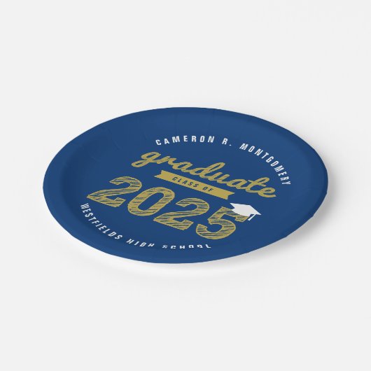 2025 Gold Bold Sketch Typografy Graduation Party Pappteller (Schrägansicht)
