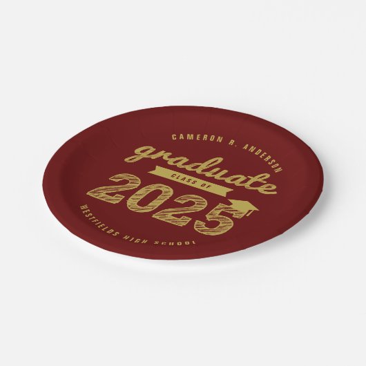 2025 Gold Bold Sketch Typografy Graduation Party Pappteller (Schrägansicht)
