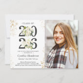 2025 Grad Foto Grün Weiße Blüte Abschluss Einladung (Vorderseite)