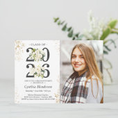 2025 Grad Foto Grün Weiße Blüte Abschluss Einladung (Stehend Vorderseite)