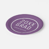 2025 Grad, Schulname Moderner Lila Abschluss Pappteller (Schrägansicht)