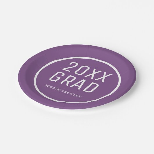 2025 Grad, Schulname Moderner Lila Abschluss Pappteller (Schrägansicht)