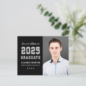 2025 Graduate Black Gray Graduation Party Foto Einladungspostkarte (Stehend Vorderseite)