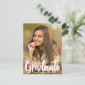 2025 Graduate Foto Chic Modern Script Overlay Postkarte (Stehend Vorderseite)