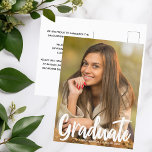 2025 Graduate Foto Chic Modern Script Overlay Postkarte<br><div class="desc">Der Absolvent ist in weißem handgeschriebenem Skript über Ihrem Senior-Portrait-Foto geschrieben,  macht eine schicke,  moderne Ankündigung Abschluss Postcard. Passen Sie mit Ihrem Namen und High School oder Uni-Klasse von 2025 unter der fett gedruckten Typografie an und fügen Sie Ihre persönlichen Daten auf der Rückseite dieser eleganten Text-Overlay Postkarten Graduate.</div>