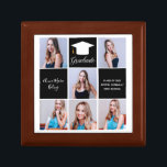 2025 Graduate Foto Collage Custom Abschluss Chic Erinnerungskiste<br><div class="desc">Ein klassisches Foto für Senior Graduate Collage Abschluss Geschenkboxen mit eleganten roten Quadraten für einen High School Senior geschlossen mit der Klasse von 2025. Passen Sie mit Ihren Seniorporträtbildern, Schulnamen und schließ-Klasse unter der eleganten Kalligraphie für ein großes personalisiertes Abschluss-Geschenk an. Es verfügt über eine 6 Fotoschablone, die durch weiße...</div>