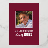 2025 Graduate Modern Red Gold Graduation Party Folieneinladung (Rückseite)