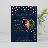 2025 Graduate Navy Blue & Rose Gold Abschluss Folieneinladung (Stehend vorne)