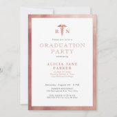 2025 Imitat Rose Gold RN Krankenschwester Abitur P Einladung (Vorderseite)