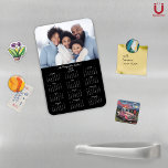 2025 Kalender für das Schwarz-Weiß-Foto Magnet<br><div class="desc">2025 Anpassbarer Familienname und Foto Magnetkalender mit Ihrem personalisierten Foto und Namen. 🌟 nur für 2025 konzipiert, und perfekt für kleine Geschenke, kleine Geschenke oder anstelle von Urlaubskarten! Diese Version ist schwarz und weiß, aber die Farbe ist einstellbar. Bitte kontaktieren Sie uns unter cedarandstring@gmail.com , wenn Sie Hilfe beim Design...</div>