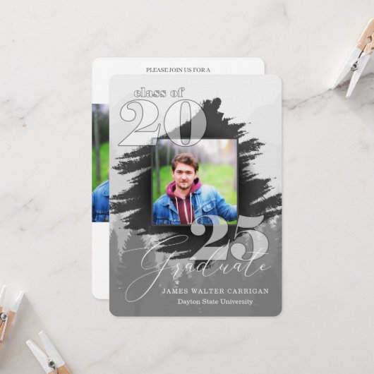 2025 Masculine Graustufen 2 Foto Abschluss Einladung (Vorderseite/Rückseite Beispiel)