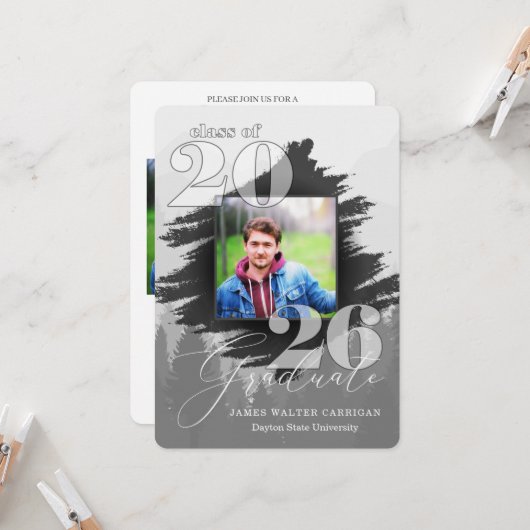 2025 Masculine Graustufen 2 Foto Abschluss Einladung (Vorderseite/Rückseite Beispiel)