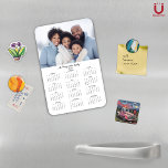 2025 Moderner Personalisierter Foto-Kalender Magnet<br><div class="desc">2025 Anpassbarer Familienname und Foto Magnetkalender mit Ihrem personalisierten Foto und Namen. 🌟 nur für 2025 konzipiert,  und perfekt für kleine Geschenke,  kleine Geschenke oder anstelle von Urlaubskarten! Bitte kontaktieren Sie uns unter cedarandstring@gmail.com ,  wenn Sie Hilfe beim Design oder den passenden Produkten benötigen.</div>