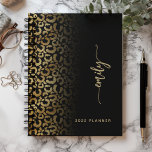 2025 Personalisierte Black Gold Leopard Spots Planer<br><div class="desc">Dieses elegante, moderne Design mit Ihrem Namen in vertikaler goldfarbener Signatur-Handschrift auf schwarzem Hintergrund mit einem schicken Rand von goldenen Leoparden-Flecken. Fügen Sie das Jahr in serifenem Schriftart hinzu. (Um die Swashes am Anfang und am Ende des Namens behalten, ersetzen Sie nur die Buchstaben, indem Sie die Symbole verlassen haben.)...</div>