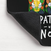 2025 St. Patricks Day mit meinen Gnomies beim Bier Mousepad (Ecke)