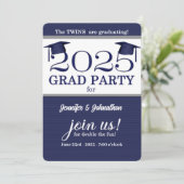 2025 Twin Graduate Blue Pinstripe Foto Abschluss Einladung (Stehend Vorderseite)