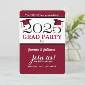 2025 Twin Graduate Red Pinstripe Foto Abschluss Einladung (Stehend Vorderseite)