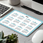 2025 Volljähriger Jahreskalender Wavy Light Blue Mousepad<br><div class="desc">Hellblau, schwarz und weiß - ein minimales, einfaches 12-monatiges Kalendermousepad 2025 mit einem sauberen weißen Hintergrund, einem stylischen Smaragdgrünen Flügelrahmen und schlichten schwarzen Akzenten. Dieses Design bietet ein modernes Aussehen, das perfekt für Ihr Zuhause-Büro ist, ein durchdachtes und dennoch schlichtes Geschenk für einen Mitarbeiter oder eine funktionelle Ergänzung zu einem...</div>
