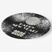 2026 Black Silver Glitter New Year's Eve Party Pappteller (Schrägansicht)