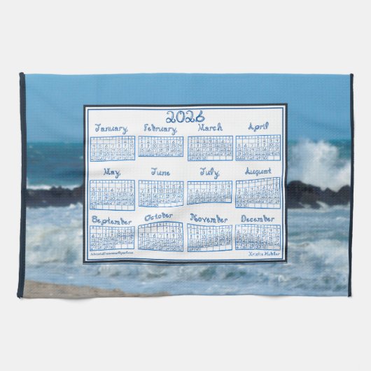 2026 Calendar Ocean Waves Beach Rocks Fabric Font Geschirrtuch (Horizontal)