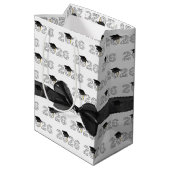 2026 Congrats Grad Word Cloud with Bow Mittlere Geschenktüte (Rückseite Schrägansicht)