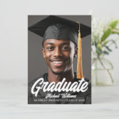 2026 Graduate Photo Bold White Script Graduation Ankündigung (Stehend Vorderseite)