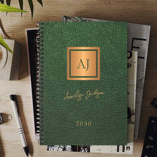 2026 Grüner goldener monogrammierter Schriftname e Planer
