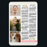 2026 Kalender Blush Pink Gold Familien Foto-Collag Magnet<br><div class="desc">Feiern Sie 2026 mit diesem eleganten Foto-Collage-Kalendermagneten. Mit leicht lesbaren Daten in fettgedruckter schwarzer Schrift verfügt dieser schön einfache Kalender über die Wörter "2026" und "LOVE" in falschem Gold-Glitter mit einem rosafarbenen Balken entlang der Unterseite für Ihren persönlichen Familiennamen oder anderen Text. Vertikal entlang der linken Seite können Sie drei...</div>