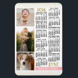 2026 Kalender Blush Pink Gold Familien Foto-Collag Magnet<br><div class="desc">Feiern Sie 2026 mit diesem eleganten Foto-Collage-Kalendermagneten. Mit leicht lesbaren Daten in fettgedruckter schwarzer Schrift verfügt dieser schön einfache Kalender über die Wörter "2026" und "LOVE" in falschem Gold-Glitter mit einem rosafarbenen Balken am unteren Rand für Ihren personalisierten Familiennamen oder anderen Text. Vertikal entlang der linken Seite fügen Sie drei...</div>