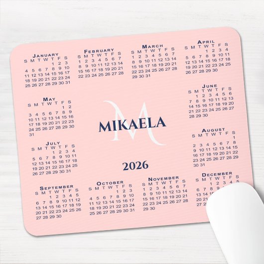 2026 Kalender Chic Monogramm Name auf Korallenrosa Mousepad