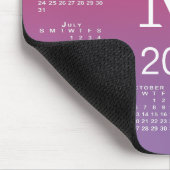 2026 Kalender Monogramm auf rosa bis violettem Far Mousepad (Ecke)