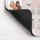 2026 Kalender Pink Marbleized Foto-Collage-Magnet Mousepad (Ecke)