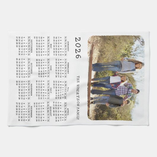 2026 Kalenderfamilie Name Foto Einfach Weiß Schwar Geschirrtuch (Horizontal)