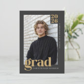 2026 Modern Charcoal Gold Graduation Party Einladung (Stehend Vorderseite)