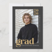 2026 Modern Charcoal & Warm Gold Graduation Einladung (Vorderseite)