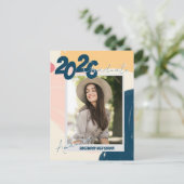 2026 Photo Grad Announcement & Party Invitation Postkarte (Stehend Vorderseite)