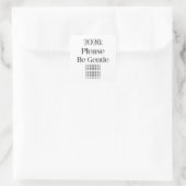 2026: Please Be Gentle – Relatable New Year Quadratischer Aufkleber (Tasche)