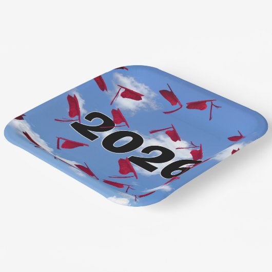 2026 Red Graduation Caps in Sky Pappteller (Gewinkelt)
