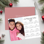 2026 Rosa Modernes Minimalistisches Foto<br><div class="desc">2026 Dusty Pink Anpassbare Familienname und Foto Kalender Neujahrskarten mit Ihrem personalisierten Foto und Namen. 🌟 Dies ist für 2026 🌟 für 2026 konzipiert,  und perfekt für kleine Geschenke,  oder anstelle von Urlaubskarten! Bitte kontaktieren Sie uns unter cedarandstring@gmail.com ,  wenn Sie Hilfe beim Design oder den passenden Produkten benötigen.</div>