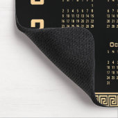2027 Kalender, Griechisches Fret, Beige auf Schwar Mousepad (Ecke)