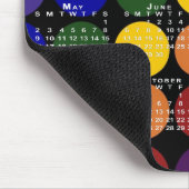 2027 Kalender Pride Regenbogen Tupfen auf Schwarz Mousepad (Ecke)