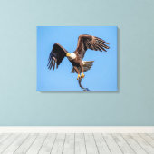 20x16 Adler mit Fisch Leinwanddruck (Insitu (Holzboden))
