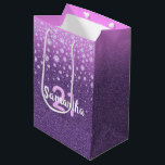 21. Geburtstag Imitat Diamanten auf lila rosa Glit Mittlere Geschenktüte<br><div class="desc">Eine elegante und glamouröse 21. Geburtstagsgeschenk-Tasche oder Gaumenbeutel. Girly lila und rosa Imitat Glitzer und Imitat rosa Diamantsprinkle. Vorlagen für einen Namen und Alter von 21 Jahren.  Weiße und rosa Buchstaben.  Der Name wird mit einem handgeschriebenen Stilskript geschrieben.</div>