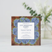 21. Geburtstag Wood Blue Hydrangeas Rustikales Par Einladung (Stehend Vorderseite)
