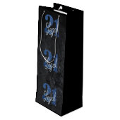 21 und Rechts | Blue 21. Birthday Chic Glitzer Geschenktüte Für Weinflaschen (Rückseite Schrägansicht)