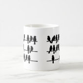 21 Vögel auf einem Draht Kaffeetasse (Mittel)