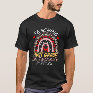 22.02.2022 Unterricht in der ersten Klasse am zwei T-Shirt