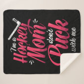 22.Im A Hockey Mom Dont Puck With Me Sherpadecke (Vorderseite (Horizontal))