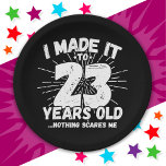 23 Jahre alt Sarcastic Meme Funny 23. Geburtstag Pappteller<br><div class="desc">Dieses lustige 23. Geburtstagsdesign macht einen sarkastischen Spaß-Witz oder ein neues Gag-Geschenk für ein 23-jähriges Geburtstagsthema oder überrascht 23. Geburtstagsparty für Ihren Sohn oder Ihre Tochter! Features 'I Made it to 23 Years Old.. Nothing Scares Me' lustiges 23. Geburtstagsmeme, das viel Lachen von Familie, Freunden, Party und dem Geburtstag Typ...</div>
